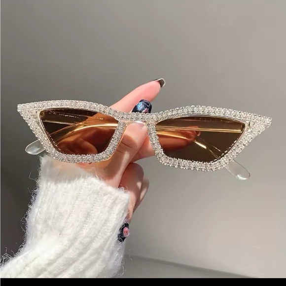Elegant Crystal-Embellished Sunglasses - Picture 3 of 5